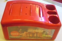 COCA COLA PECETELİK  MASA ÜZERİ PLASTİK KIRMIZI RENKDE MEKANİK PEÇETE KUTUSU KOKA KOLA  REKLAMLI