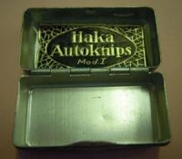 HAKA AUTOKNIPS MOD. I TENEKE KUTU