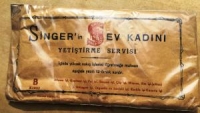 SİNGER EV KADINI YETİŞTİRME SERVİSİ İÇİNDE YÜKSEK NAKIŞ İŞLERİNİ ÖĞRETMEYE MAHSUS 12 ÖRNEK VARDIR