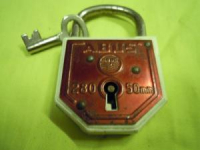 ABUS 280 50 MM ASMA KİLİT ANAHTARI ÜZERİNDE