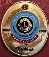 LİONS CLUP YAKA ROZET ORJİNAL METAL 118-K YÖNETİM ÇEVRESİ AHMET RASİM ÖZTÜRKK GENEL YÖNETMEN HİZMET EDİYORUZ 2006-2007 TURKİYE