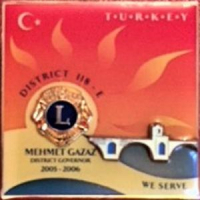 LİONS CLUP YAKA ROZET ORJİNAL METAL TURKEY DISTRICT 118-E MEHMET GAZAZ DISTRICT GOVERNOR 2005-2006