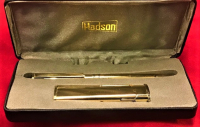 HADSON KUTUSUNDA ALTIN KAPLAMA CAKMAK VE KALEM