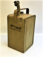 1950 ESSO BLUE PARAFFİN OİL GALON METAL KAPAKLI TAŞIMA KULPLU 1 GALON KAPASİTELİ METAL HAVA EMZİKLİ KULPLU TAŞINABİLİR BİDON