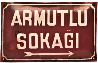 1927 BOMBELİ METAL EMAYE KIRMIZI BEYAZ İSTANBUL USKUDAR DA BULUNAN SOKAK TABELASI ARMUTLU SOKAGI  iSTANBULUN ENTERESAN SOKAK ADLARINDAN OLAN EMAYE TABELA