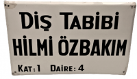 DİŞ TABİB HİLMİ ÖZBAKIM KAT 1 D 4 BEYAZ ZEMİN SİYAH YAZILI BOMBELİ METAL EMAYE TABELA