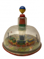 1970 TENEKE ÜZERİ ŞEFFAF SERT MİKA FANUS İÇİNDE HAREKET EDEN TREN OYUNCAK TOPAC