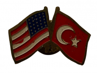 1970 AMERİKA VE TÜRKİYE BAYRAĞI  BİRLİKDE İTTİFAK YAKA RÖZET