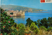 1970 SİNOP  KARTPOSTAL RENKLİ OFSET BASKI POSTADAN GECMİŞ ARKASI YAZILI