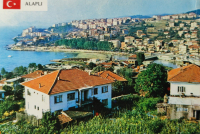 1970 ALAPLI  PANORAMİK PARCALI KARTPOSTAL ARKASI YAZILI RENKLİ OFSET BASKI POSTADAN GECMİŞ YURT ÖZTURK KIRTASİYE MATBACILIK  KARTPOSTALLARI 15 X 10 CM