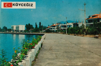 1970 KÖYCEĞİZ SAHİL GÖRÜNÜŞÜ KARTPOSTAL OFSET BASKI ARKASI YAZILI POSTADAN GECMİŞ