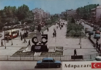 1970 ADAPAZARI  ATATÜRK BULVARI GÖRÜNÜŞÜ KARTPOSTAL RENKLİ OFSET BASKI ARKASI YAZILI