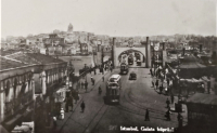 İSTANBUL GALATA KÖPRÜSÜ GÖRÜNTÜSÜ  CONSTANTİNOPLE KARTPOSTAL SİYAH BEYAZ OFSET BASKI ARKASI YAZILI