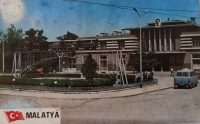 1970 MALATYA UMUMİ GÖRÜNÜM KARTPOSTAL RENKLİ OFSET BASKI ARKASI YAZILI