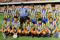 1980 FB FENERBAHCE SPOR KÜLÜBÜNÜN CUBUKLU FORMA TÜRK BANK SPONSORLU İLE MAC ÖNCESİ ORTA SAHADA VERDİGİ TAKIM FOTOGRAFI KARTPOSTAL