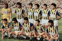 1990 FB FENERBAHCE SPOR KÜLÜBÜNÜN CUBUKLU FORMA EMLAK BANKASI SPONSORLU İLE MAC ÖNCESİ ORTA SAHADA VERDİGİ TAKIM FOTOGRAFI KARTPOSTAL