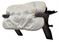 DEVE HÖRGÜCÜ SEMERİ ŞEKLİNDE TABURE AHŞAP KISMI GÜL AGACINDAN ÜZERİNDE PİRİNC KAKMALI MİNDERİ BEYAZ KABARA DÜGMELİ EL DİKİM DERİ