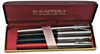 1960 SHEAFFER QUALITY VINTAGE SHEAFFER “THE PROUD CRAFTSMEN” 4 SLOT / SET DISPLAY BOX. DÖRT FARKLI RENKDE DOLMA KALEM ORJİNAL KUTUSUNDA SORUNSUZ XXF UC