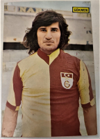 1970 GALATASARAY OYUNCUSU  GÖKMEN ÖZDENAK GATASARAY SARI KIRMIZI PARCALI FORMA İLE