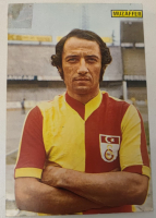 1970 YILLAR GALATASARAY OYUNCUSU MUZAFFER SİPAHİ GATASARAY FUTBOL TAKIM OYUNCUSU SARI KIRMIZI PARCALI FORMA İLE