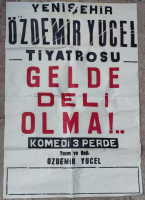 TİYATRO AFİŞİ  YENİŞEHİR ÖZDEMİR YUCEL TİYATROSU GELDE DELİ OLMA  KOMEDİ 3 PERDE YAZAN VE REJİ  ÖZDEMİR YUCEL