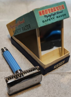 1960  KWANG YUNG SAFETY RAZOR  SETS FACTORY FLYING  EAGLE BRAND AYNALI KARTON KUTUSUNDA KOLEKSİYONLUK KROM CELİK TIRAŞ MAKİNASI