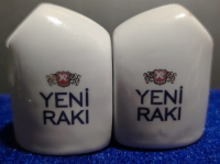YENİ RAKI İKİZ FORMUNDA PORSELEN MASA ÜZERİ TUZLUK VE KARABİBERLİK DOLDURULABİLİNİR MODELDİR