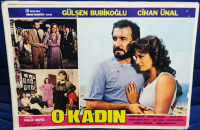 O KADIN FİLMİNİN LOBI TANITIM KARTI BASROLLERDE  GULSEN BUBİKOGLU CIHAN UNAL  YARDIMCI OYUNCULAR ARSEN GURZAP KEREM YILMAZER
