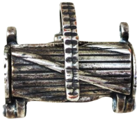 UFAK BİR KOL İLE KİTLENEN KAPANAN KAPAKLI GÜMÜŞ KAPLAMA KOLYE UCU CİFT ZİNCİR GECİSLİ GÜL DALI DESENLİ İCERSİNE BİŞEY LER KOYULABİLİNİR