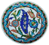 1950 İZNİK CİNİ TAMAMI EL CEKME YAZI VE OSMANMLI SAZ YAPRAGI  LALE VE KARANFİL SUSLEME BOYAMA