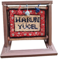 MİNYATUR AHSAP KASNAK EL DOKUMA TEZGAHINDA KOK BOYALI YUN HALI