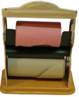 1950 ALMAN YAPIMI ÇİFT RULOLU BİR MİNİ PAKETLEME VEYA ETİKET DAĞITICISI (DİSPENSER) OYUNCAĞI'DIR. 1950 ALMAN YAPIMI ÇİFT RULOLU BİR MİNİ PAKETLEME VEYA ETİKET DAĞITICISI (DİSPENSER) OYUNCAĞI'DIR.