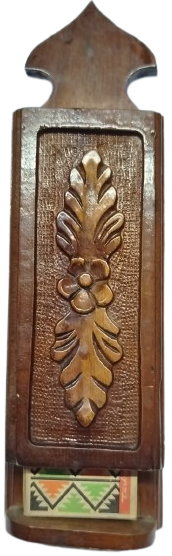 1950 EL OYMASI AHŞAP BİR KİBRİT MUHAFAZA KUTUSUDUR (KİBRİTLİK)  CEVİZ