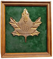 1976 MONTREAL OLİMPİYATLARI KANADA ÇINAR YAPRAĞI FORMUNDA ÖZEL ÇERÇEVELİ HATIRA PLAKETİ