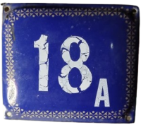 ANADOLU 18/A NUMARA SOKAK KAPI NUMARASI LACİVERT EMAYE KENARLAR ALTIN YALDIZ DESENLİ BEYAZ YAZILI NUMARA