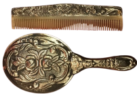 900 DAMGALI GÜMÜŞ AYNA TARAK TAKIMI EL İŞÇİLİĞİ GÜL DESENLİ TARAK KISMI BOYNUZDAN YAPILMIŞDIR