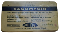 1956 DÖNEMİ İSVİÇRE MEDINOVA ÜRETİMİ NADİR REÇETELİ ANTİKA VAGOMYCIN TENEKE KAPAKLI BOS İLAÇ KUTUSU