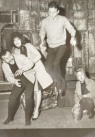 1967 YILI DORMEN TIYATROSU KARANLIKTA KOMEDI OYUNU ORINAL SAHNE FOTOGRAFI TOLGA ASKINER AYFER FERAY HALDUN DORMEN NISA SEREZLI