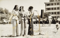 1970 LER TÜRK POP MÜZİĞİ CİCİ KIZLAR GRUBU ACIK HAVA MEZUNIYET KONSERİ ORİJİNAL DÖNEM EFEMERA FOTOĞRAFI