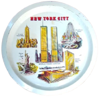 1970 NEW YORK CİTY ŞEHRİN İKONİK SİMGELERİNİ İÇEREN VİNTAGE BİR TURİSTİK METAL YUVARLAK FORM TENEKE TEPSİDİR.