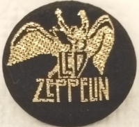 1970 LED ZEPPELIN VINTAGE ROZET ORİJİNAL DÖNEMİNDE KULLANILMIŞ YUVARLAK FORMDA ÖN TARAFI BOMBELİ TENEKE