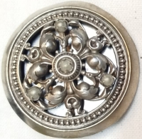1910 FRANSIZ PATENTLİ BREVETES SGDG İŞLEMELİ METAL KLİPSLİ VINTAGE YUVARLAK FORMDA  ANTİKA BROŞ