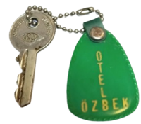 1960 ESKİŞEHİR ÖZBEK OTEL ÇİTÇİT KAPSÜLLÜ DERİ FİGÜRLÜ ANTİKA OTEL ANAHTARLIĞI VE ASEL ANAHTAR