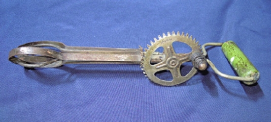 1950 İNGİLİZ METAL MİKSER KARIŞTIRICI PASLANMAZ AHŞAP TUTMA YERİ OLAN MEKANİK EL CIRPICI 