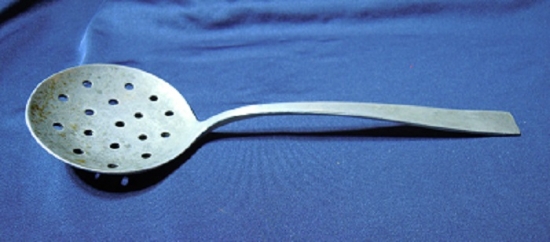 ALİMUNYUM METAL MUTFAK SAPLI DELİKLİ SAPLI KEPCE 