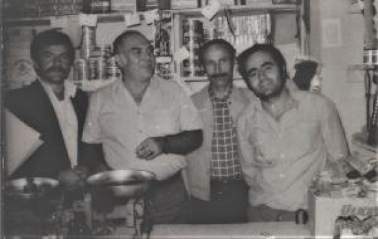 1978 YILI BAKKAL İÇERİSİNDE SİYAH BEYAZ FOTOĞRAF 
