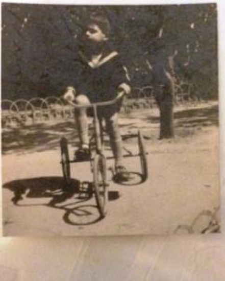 3 TEKERLEKLİ AVRUPA ZİNCİRLİ BİSİKLETE BİNMİŞ COÇUK 