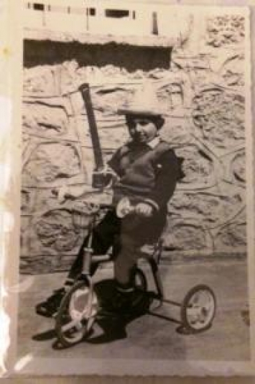 3 TEKERLEKLİ BİSİKLETE BİNMİŞ ELİNDE KILIÇ TUTAN COÇUK 