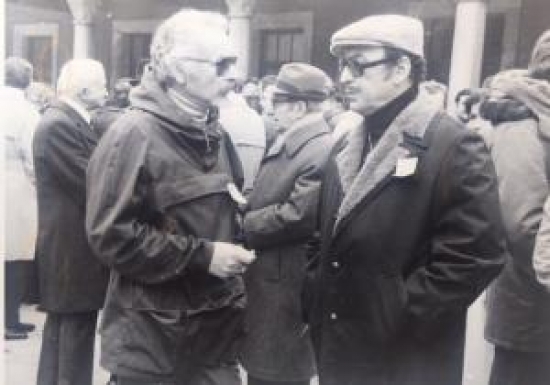 CENAZEDE CAMİ ARASINDA TAZİYEDE SADRİ ALIŞIK KONUŞURKEN 