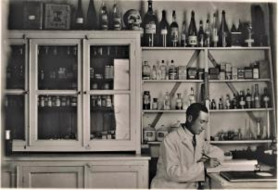  ECZANE LABORATUVARI LABORANT İLAÇ YAPARKEN 1955 SİYAH BEYAZ FOTO 